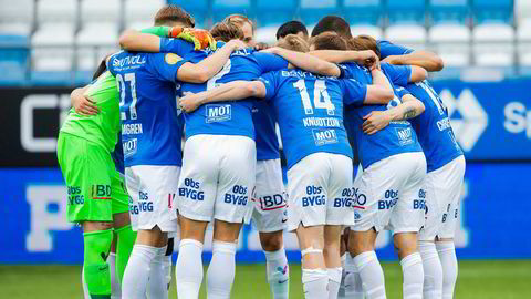Moldes spillere samlet for en peptalk før avspark i eliteseriekampen i fotball mellom Molde og Mjøndalen på Aker Stadion søndag 5.juli. Mens topp- og barne- og ungdomsfotball får spille kamper, får de lengre ned i divisjonene ikke spille kamper.