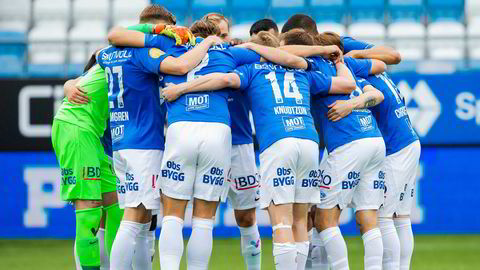 Moldes spillere samlet for en peptalk før avspark i eliteseriekampen i fotball mellom Molde og Mjøndalen på Aker Stadion søndag 5.juli. Mens topp- og barne- og ungdomsfotball får spille kamper, får de lengre ned i divisjonene ikke spille kamper.