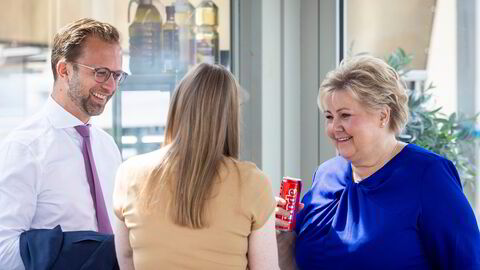 På pressekonferansen før sommeren lanserte Nikolai Astrup et valgløfte han og familien kan nyte svært godt av. Her med Høyre-leder Erna Solberg og nestleder Tina Bru (med ryggen til).