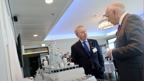 Umoe Mandal-eier Jens Ulltveit-Moe (til venstre) mener avtalen med Geoff Searle i britiske BAE Systems vil kunne bety minst 150 flere ansatte på verftet i Mandal i mange år fremover.