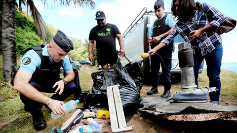 239 mennesker er antatt omkommet etter at et Malaysia Airlines-fly forsvant i 2014. Her inspekterer en fransk politimann vrakrester fra flyet som ble funnet på øst på øya Réunion i Indiahavet i 2015.