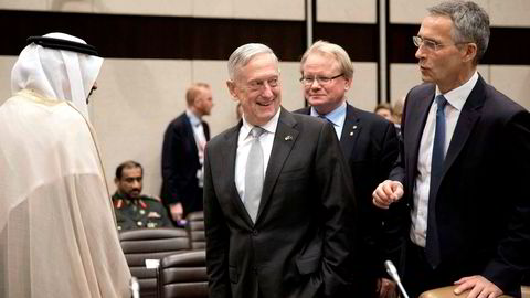 På Natos forsvarsministermøte i november sonderte USA om behovet for å svare på trusselen fra nye russiske raketter. USAs forsvarsminister James Mattis (i midten) er her i samtale med Natos generalsekretær Jens Stoltenberg og Saudi-Arabias viseforsvarsminister Mohammed Al-Ayeesh.