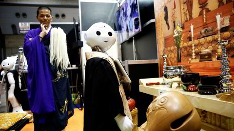 Selv om man tror at maskinene heller ikke i fremtiden vil bli fullt ut i stand til å erstatte menneskehjernen, vil de konkurrere med oss på leveranser som Homo sapiens i stor grad har hatt monopol på tidligere. Her ser en buddhistmunk på en «robotprest» på Life Ending Industry Expo 2017 i Tokyo i Japan.