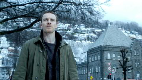 «Endelig tør noen vise at kjederøyking pluss langt fremskreden alkoholisme på ingen måte står i veien for at for eksempel Harry Hole skal ha en veltrent kropp», skriver DNs anmelder. Bildet viser Michael Fassbender som Harry Hole i filmatiseringen av Jo Nesbøs «Snømannen».
