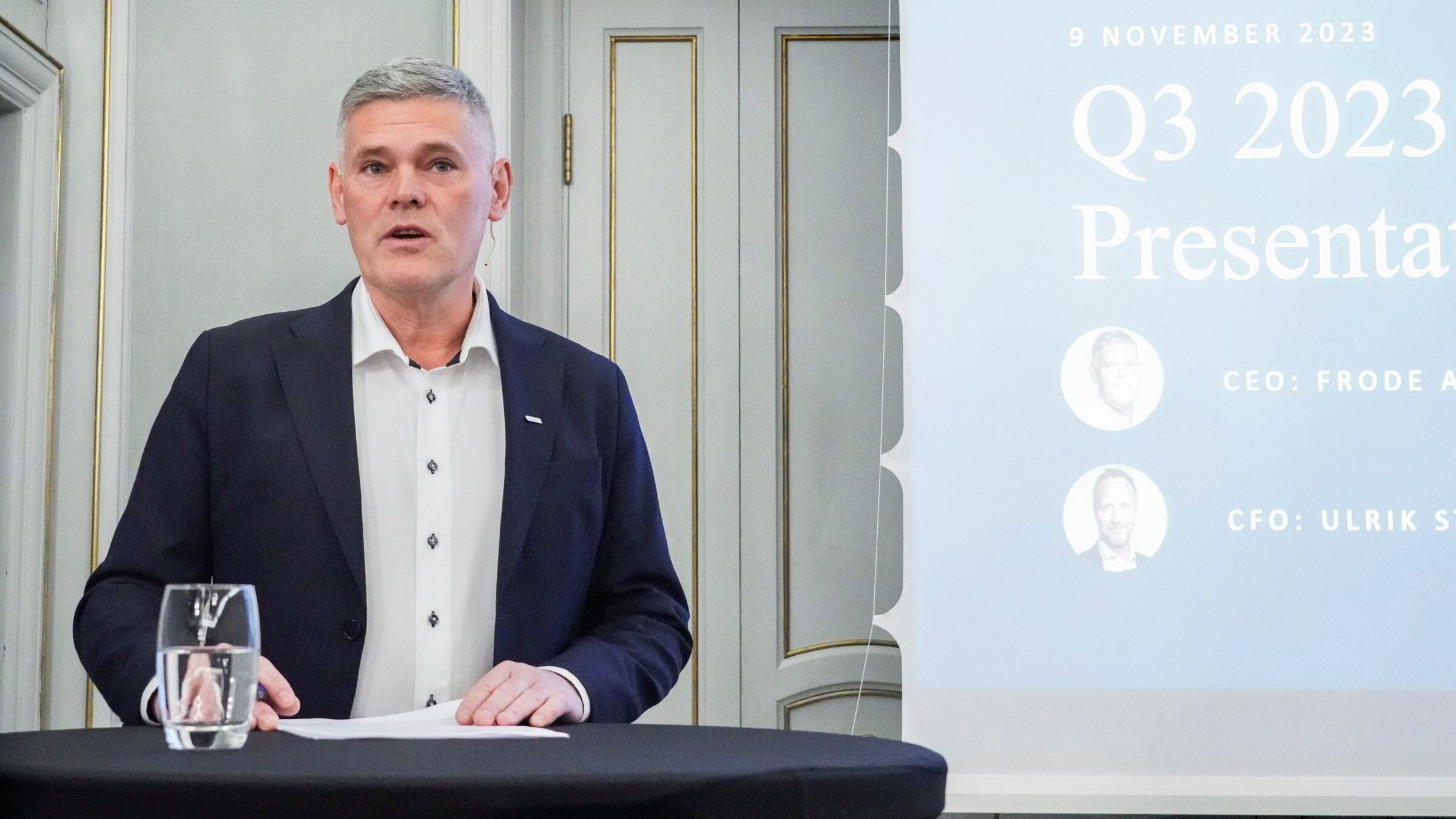 Salmar nær halverte inntjeningen