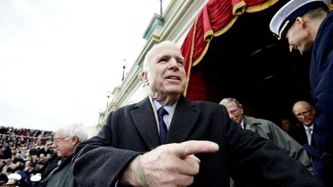 Senator John McCain advarer partfellen, president Donald Trump. Her under innsettelseseremonien for Trump sist måned.