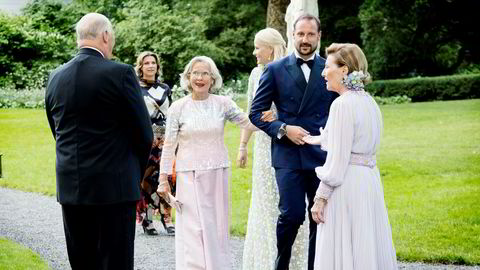 Kong Harald og dronning Sonja (til høyre) hilser på prinsesse Märtha (nr. to fra venstre), Marit Tjessem, kronprinsesse Mette-Marit og kronprins Haakon før en middag i forbindelse med dronnings Sonja sin 80-årsdag på Bygdøy kongsgård i fjor.
