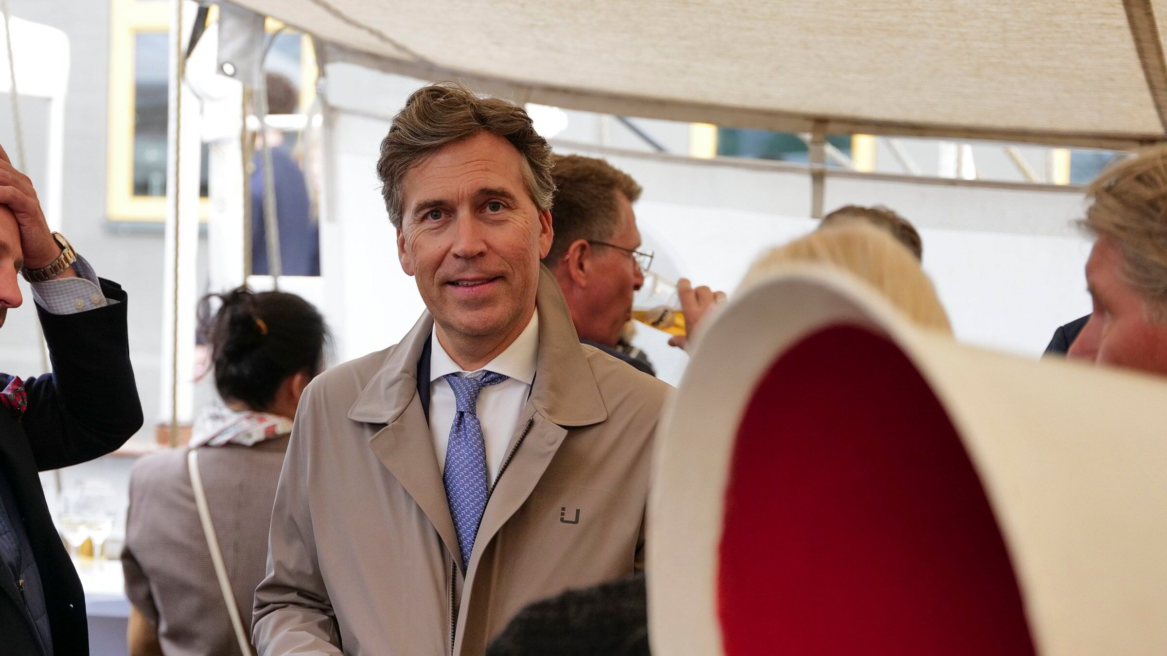 Styrer unna Hormuzstredet om natten
