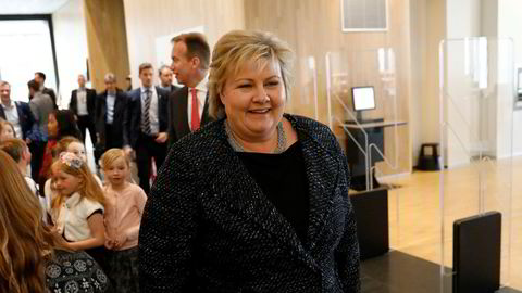 Statsminister Erna Solberg på vei inn i Stormen bibliotek i Bodø for å legge frem regjeringens nordområdestrategi.