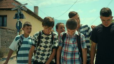Langfilmdebuten «Fluefangeren» er et imponerende mangslungent og finstemt drama fra politisk og sosial uro i Makedonia.