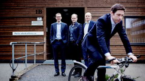 Knut Anders Sannes (på sykkel), Steffen Kvisler (bak fra venstre), Pål Grønstad og Arne Scott er fire av totalt seks advokater som utgjør Pacta Advokatfirma. Spesialiseringen på bygg og anlegg har gjort dem til en av Oslos mest lønnsomme bedrifter.