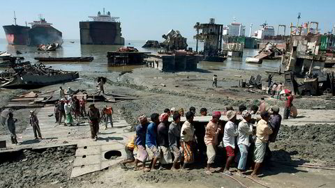 Mange redere velger å sende skipene til India, Bangladesh og Pakistan, hvor skipene kjøres opp på strendene og blir plukket fra hverandre nærmest manuelt. Metoden kalles «beaching», og i 2015 skal 469 av 768 skip ha blitt skrapet på denne måten.