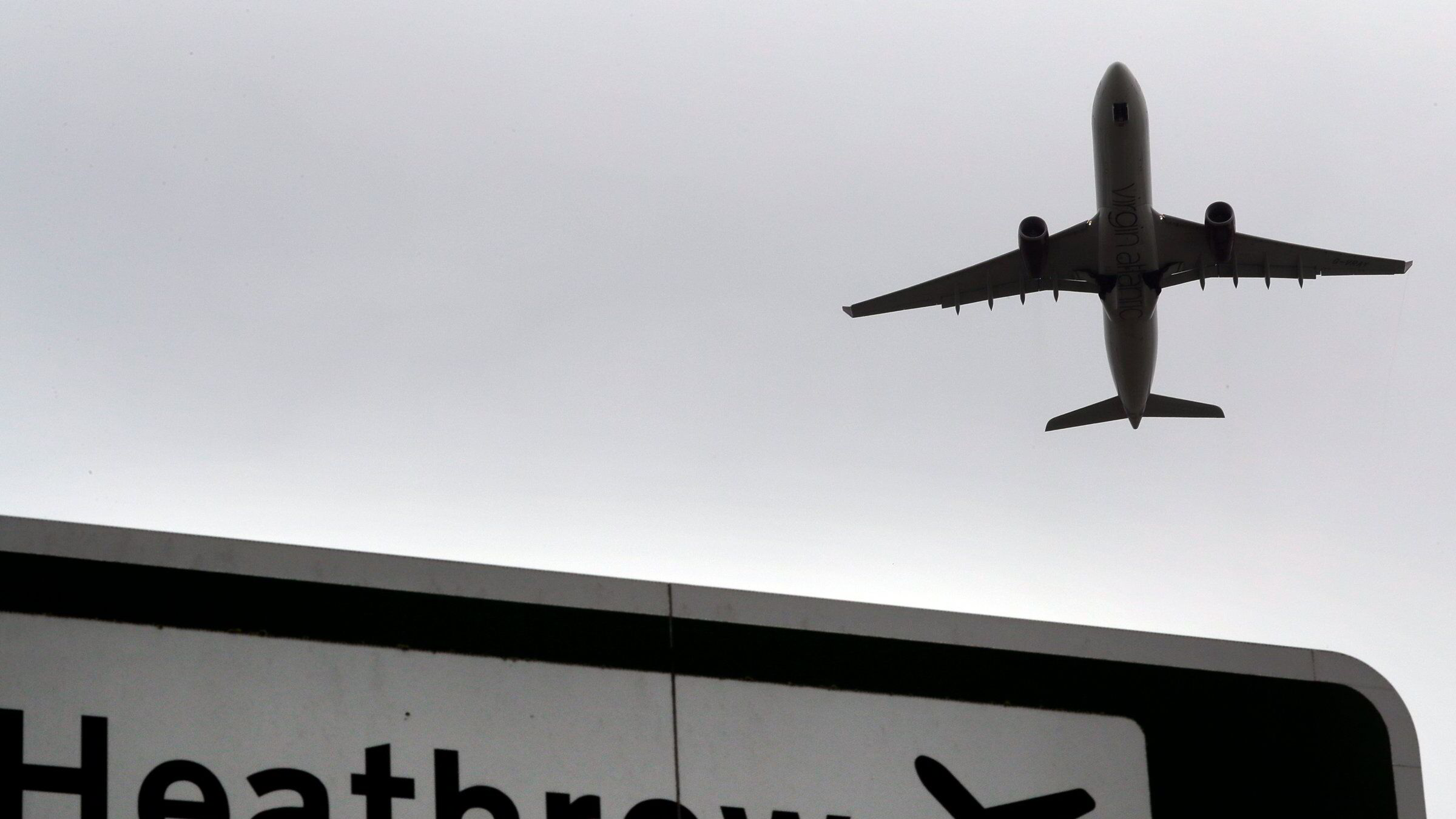 Heathrow stengt ut dagen på grunn av strømbrudd etter transformatorbrann