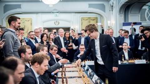 Verdensmester i sjakk Magnus Carlsen trekker mot Vegard Vik fra Kolonial.no.