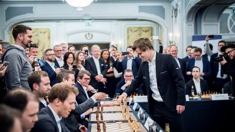 Verdensmester i sjakk Magnus Carlsen trekker mot Vegard Vik fra Kolonial.no.