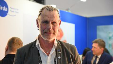 Oppdrettsmilliardær og eier av Firda Seafood Group, Ola Braanaas, mener regjeringens forslag er «en måte å unngå problemene med skatten», og kaller det «redningsplanke». Her under sjømatmessen i Barcelona tidligere i mai.
