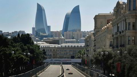 Hovedstaden i Aserbajdsjan, Baku med de særegne skyskraperne i bakgrunnen.