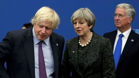 Utenriksminister Boris Johnson forlot Theresa Mays regjering mandag. Deretter brøt et politisk kaos løs.