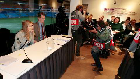 Therese Johaug (t.v.), sammen med advokat Mikkel Toft Gimse før høringens andre dag på Ullevaal stadion i Oslo torsdag.