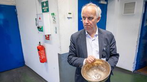 K.A. Rasmussen er Nordens største produsent av edelmetaller. Her viser eier Harald U. Sverdrup frem en sølvbolle som skal smeltes om og bli en katalysator for gjødselproduksjon.