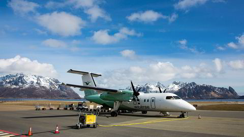 Widerøe fly på Svolvær Lufthavn, et av stedene som blir kraftig rammet av kutt i flyruter.