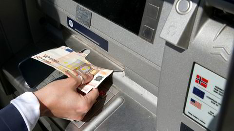 Det blir færre og færre minibanker i Norge. På bildet tas det ut euro fra en minibank  DNB på Karl Johan.
