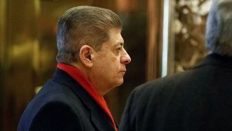 Andrew Napolitano, tidligere dommer og Fox-kommentator, får sparken fra Fox News. Her venter han på heisen i lobbyen i Trump Tower. F