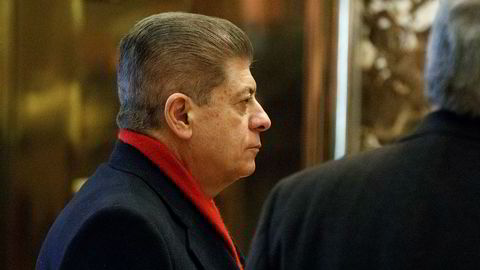 Andrew Napolitano, tidligere dommer og Fox-kommentator, får sparken fra Fox News. Her venter han på heisen i lobbyen i Trump Tower. F