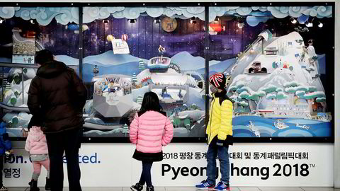 Noen barn ser på en temautstilling over OL-arenaene på jernbanestasjonen i Seoul. En nyåpnet høyhastighetslinje tar utenlandske besøkere fra den internasjonale flyplassen i Incheon til de olympiske arenaene på under to timer med tog.