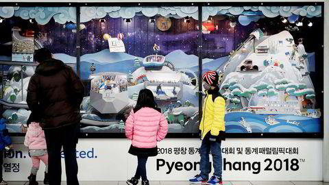 Noen barn ser på en temautstilling over OL-arenaene på jernbanestasjonen i Seoul. En nyåpnet høyhastighetslinje tar utenlandske besøkere fra den internasjonale flyplassen i Incheon til de olympiske arenaene på under to timer med tog.