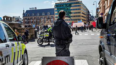 Tilstede. I Oslo fyltes gatene av folk på Arbeidernes dag, 1. mai. Politiet sperret av gatene rundt toget, og som følge av den forhøyede terrortrusselen var politiet bevæpnet.