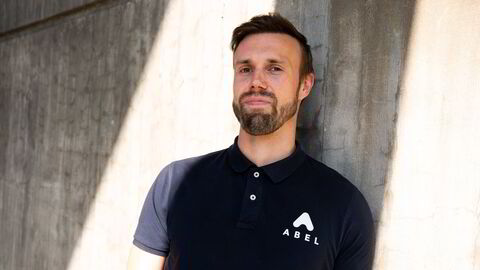 Grunnlegger i Abel, Simon Laugsand, håper selskapet hans kan redusere sykefraværet i Norge.