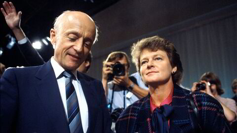 Statsminister Kåre Willoch og statsministerkandidat Gro Harlem Brundtland i valgstudio i 1985.