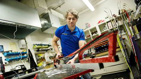 Smøreekspert Terje Opheim viser hvordan du legger på glider, festevoks og klister.