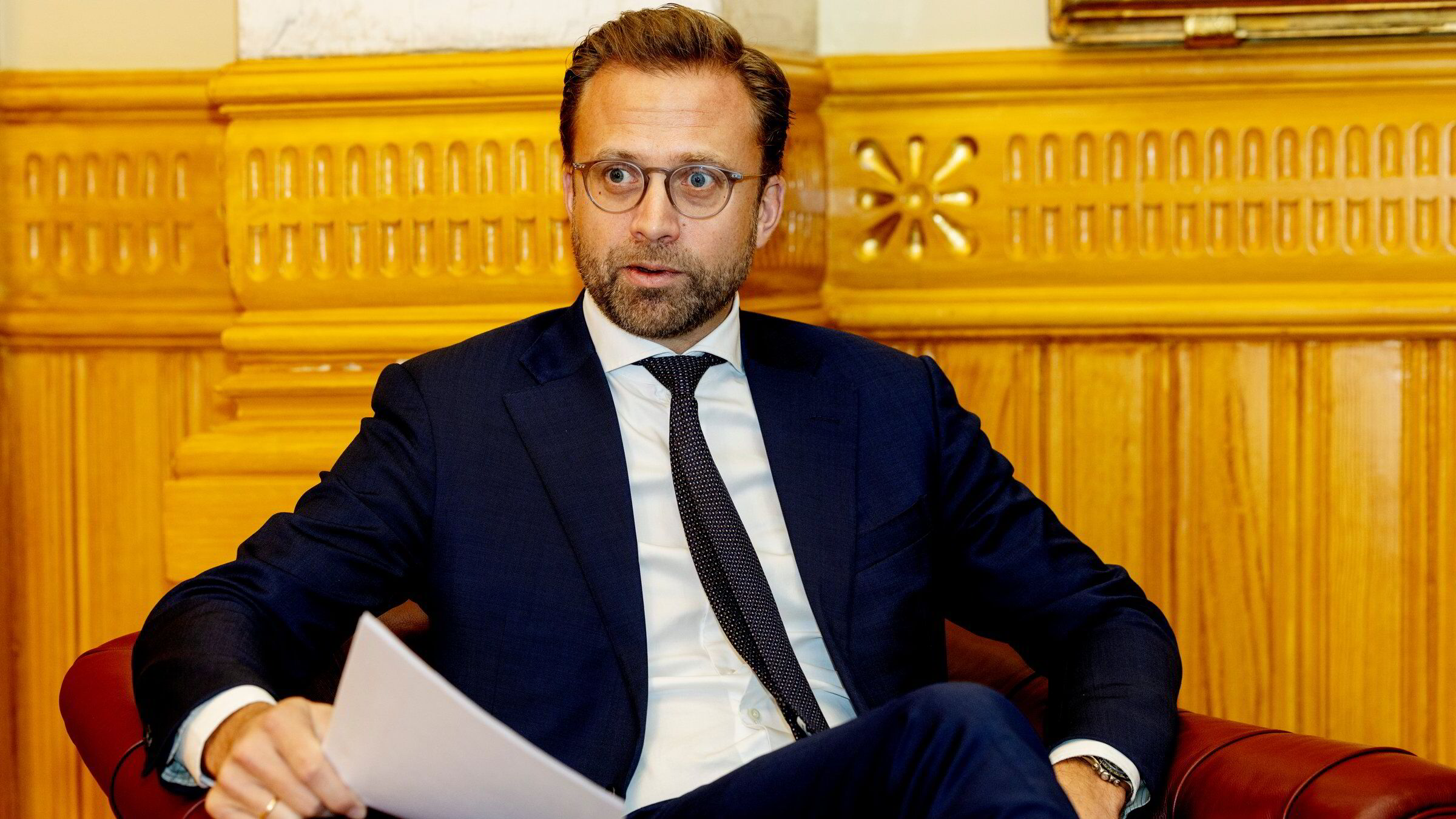 Høyre vil sette avgiftskutt for drivstoff på pause – Vedum raser