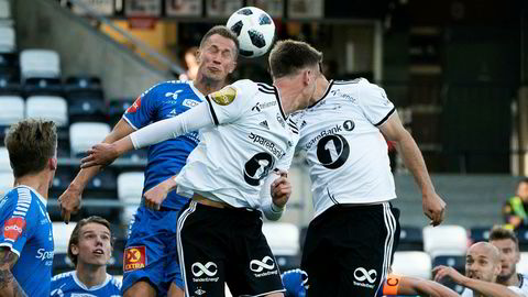 Morten Gamst Pedersen i blått får godt betalt for sine investeringer i aksjemarkedet. Her fra kampen mellom Tromsø og Rosenborg 7. juli der Tromsø tapte 1–2.