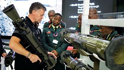 Representanter for militæret i Botswana får en demonstrasjon av Saabs nyeste rakettvåpen ved våpenmessen DSEI i London tidligere i september i år.
