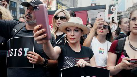 Skuespiller Alyssa Milanos har fått massiv respons på sin aksjon mot seksuell trakassering. Her fra en demonstrasjon i New York, USA.