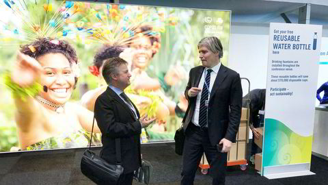 Venstres nestleder og leder av Stortingets energi- og miljøkomité, Ola Elvestuen, er på klimaforhandlingene Cop 23 i Bonn. Her i samtale med den norske klimaforhandleren Georg Børsting (til venstre).