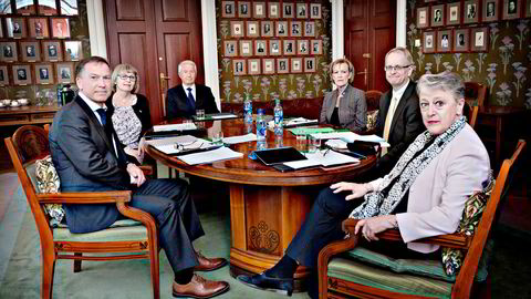 Dagens nobelkomité samlet. Fra venstre Olav Njølstad (sekretær), Tone Jørstad, Thorbjørn Jagland, Inger-Marie Ytterhorn, Henrik Syse (nestleder) og Berit Reiss-Andersen (leder).