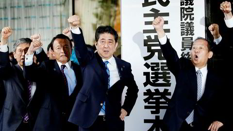 Japans statsminister Shinzo Abe (foran) driver valgkamp om dagen. Her ved partiets hovedkontor i Tokyo sammen sine partifeller.