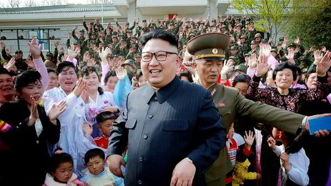 Spenningen stiger i Korea og fredag hevdet talsmenn for regimet til Kim Jong-un at USA vil forsøke å forgifte diktatoren. USAs president Donald Trump sier det er slutt på den «strategiske tålmodigheten» med Kim-regimet og har sendt en hangarskipsgruppe for å vise at han mener alvor.