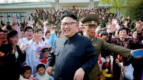 Spenningen stiger i Korea og fredag hevdet talsmenn for regimet til Kim Jong-un at USA vil forsøke å forgifte diktatoren. USAs president Donald Trump sier det er slutt på den «strategiske tålmodigheten» med Kim-regimet og har sendt en hangarskipsgruppe for å vise at han mener alvor.