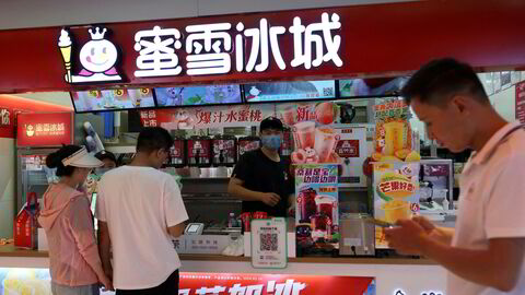 Mixue Group, Kinas største boble-te- og iskremkjede, fikk en sterk debut på Hongkong-børsen mandag med en kursoppgang på nesten 30 prosent.