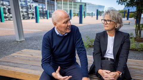 Sigve Brekke gikk av som Telenor-sjef 1. desember. Her sammen med Telenors nye konsernsjef Benedicte Schilbred Fasmer utenfor kontorene på Fornuebu i Oslo.