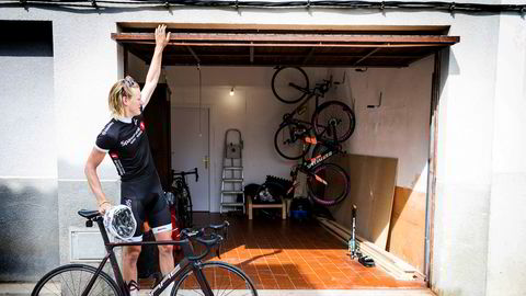 Dan Erik Hansen henter daglig ut sykkelen fra garasjen under leiligheten i Lloret. Sykkelsatsingen ser han på som en fulltidsjobb.