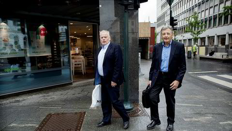Pensjonistforbundets leder Jan Davidsen (til venstre) og konsulentThorstein Øverland gir selskapene stryk for fripoliseinformasjon.