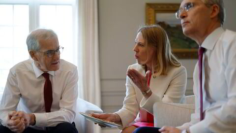 Internt i regjeringsapparatet ble det uttrykt skepsis mot å møte USAs president Donald Trump for tidlig. Men torsdag tropper finansminister Jens Stoltenberg og statsminister Jonas Gahr Støre opp i Det hvite hus. Her er de sammen med ambassadør Anniken Huitfeldt i den norske ambassaderesidenten torsdag.