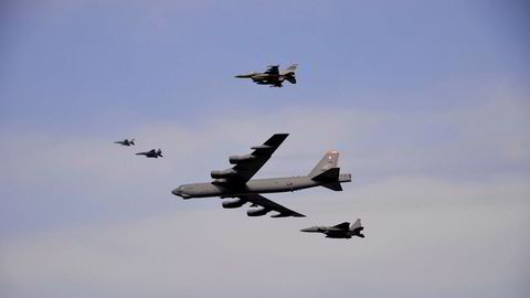En B-52 Stratofortress flyr lavt ved Osan, en av det amerikanske flyvåpenets flystasjoner i Sør-Korea, i 2016. Her sammen med sørkoreanske F-15K Slam Eagle og F-16 Fighting Falcon fra det amerikanske luftforsvaret.