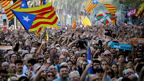Tilhengere av katalansk uavhengighet jubler i gatene i Barcelona like før det spanske senatet ga regjeringen i Madrid grønt lys til å sette regionens selvstyre til side. Foto: Emilio Morenatti / AP / NTB scanpix